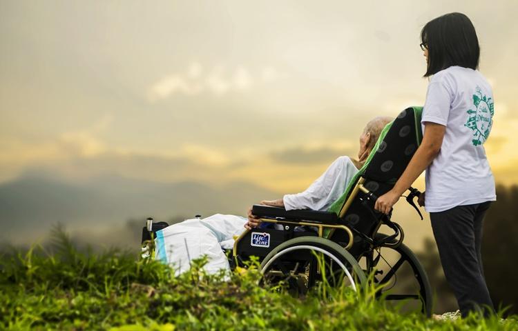 Projeto cria auxílio-cuidador para pessoa idosa ou com deficiência que  precise de cuidados de terceiros - Notícias - Portal da Câmara dos Deputados