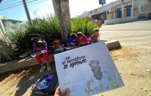 Professora mexicana cria projeto que ensina crianças de rua a ler e a escrever durante a pandemia