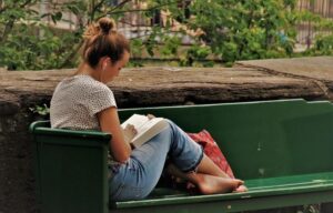 Instituto Aurora busca ampliar bibliotecas de organizações que atendem meninas em situação de vulnerabilidade
