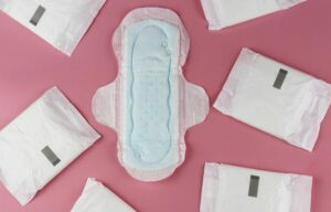 Iniciativa contra pobreza menstrual apoiará até cinco projetos e distribuirá 100 mil absorventes