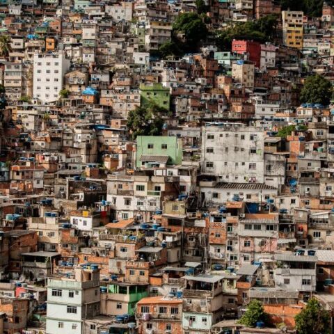 Ministério das Cidades lança edital para apoiar projetos de adaptação climática nas periferias urbanas