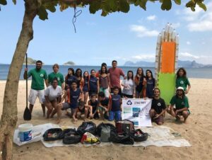 Projeto usa garrafas PET para ensinar stand up paddle