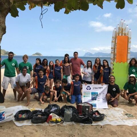 Projeto usa garrafas PET para ensinar stand up paddle