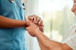 Prêmio Humanizar a Saúde 2025 concederá apoio financeiro a três iniciativas de cuidado integral
