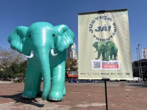 Campanha Justiça Tributária Já! leva a Brasília elefante de 3 metros de altura para pressionar Congresso a aprovar PL 1087