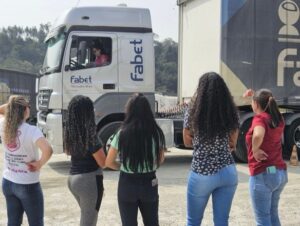 Projetoamp;nbsp;socialamp;nbsp;ajuda mulheres a dirigir veículos pesados