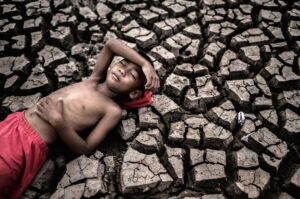 A imagem como espetáculo: quando a comunicação humanitária reforça estigmas