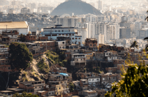Mulheres lideram famílias em déficit habitacional no Brasil, aponta ONG