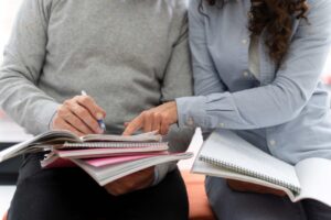 Leitura compete com telas na pré-adolescência