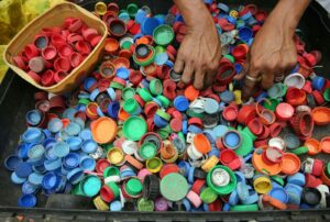 Reciclagem de tampas plásticas reduz emissões em até 93%, aponta estudo