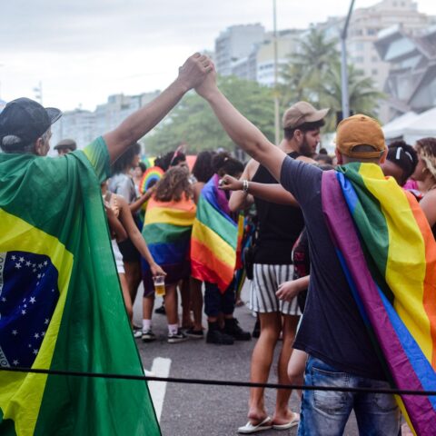 Discriminação LGBTQIA+ custa quase R$ 100 bi ao Brasil por ano